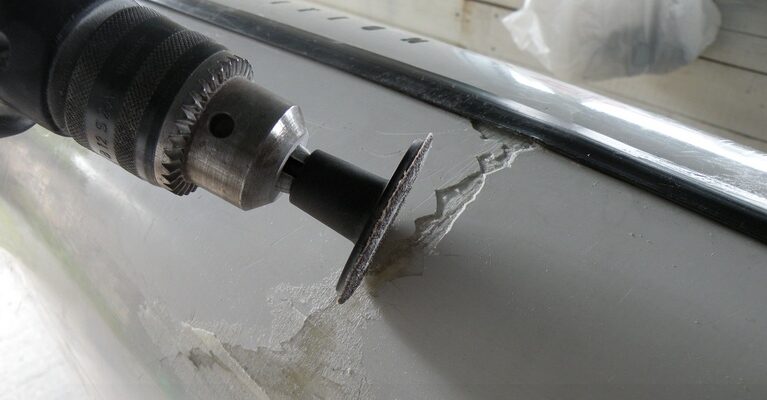 Reparasjon av gjennomgående skader i skrog